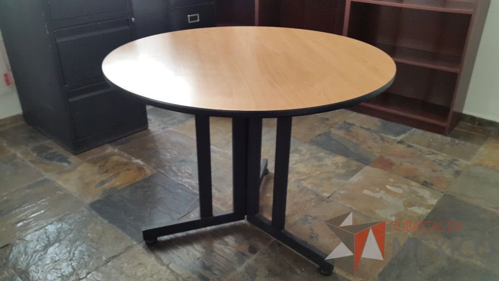 Lote 019 - 2 Mesas de trabajo redonda con cubierta de madera y base metálica - Imagen 6