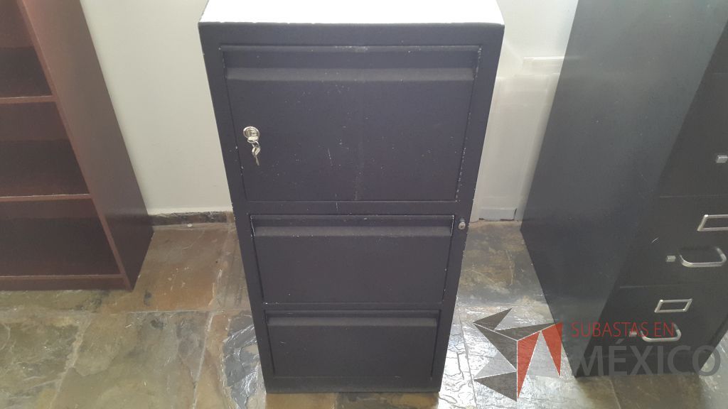 Lote 029 - Archivero vertical metálico en color negro con caja de seguridad y dos cajones