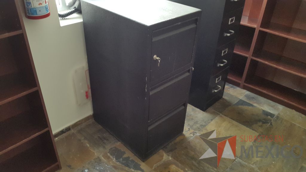 Lote 029 - Archivero vertical metálico en color negro con caja de seguridad y dos cajones - Imagen 2