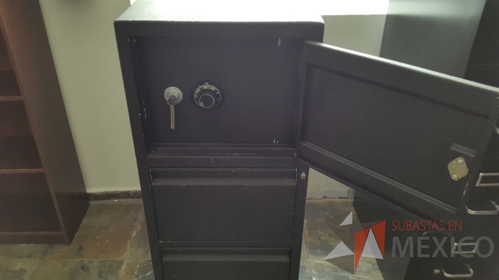 Lote 029 - Archivero vertical metálico en color negro con caja de seguridad y dos cajones - Imagen 3
