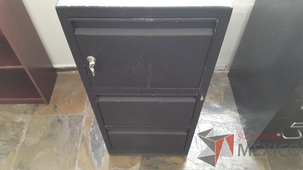 Lote 029 - Archivero vertical metálico en color negro con caja de seguridad y dos cajones - Imagen 5