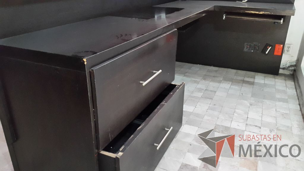 Lote 030 - Recepción de madera en color chocolate con archivero de dos cajones ( regulares condiciones ) - Imagen 3