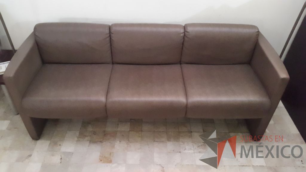 Lote 031 - Sillón de recepción para tres personas en color café tipo piel