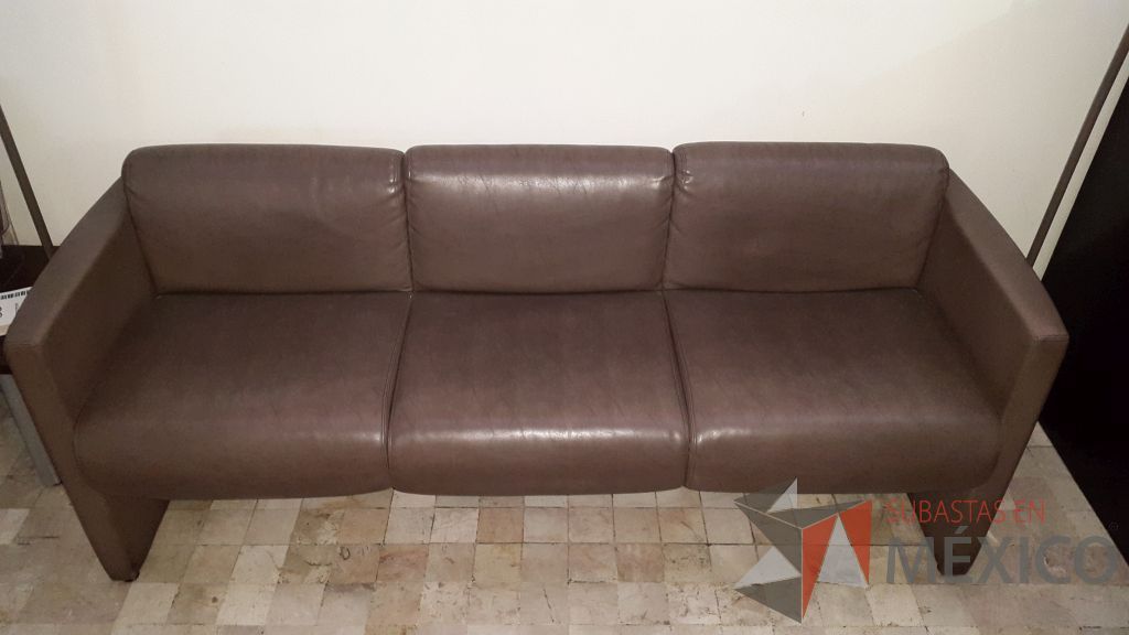 Lote 031 - Sillón de recepción para tres personas en color café tipo piel - Imagen 2