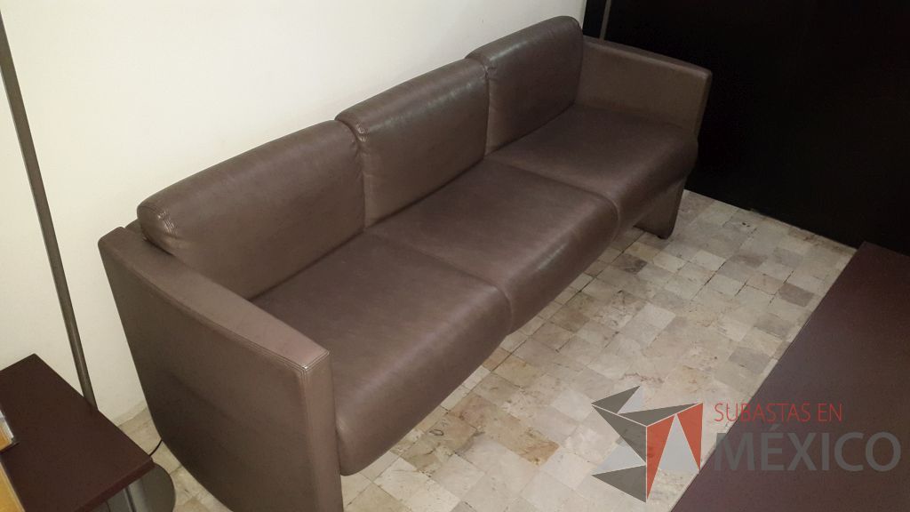 Lote 031 - Sillón de recepción para tres personas en color café tipo piel - Imagen 3
