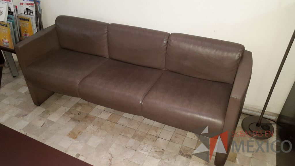 Lote 031 - Sillón de recepción para tres personas en color café tipo piel - Imagen 4