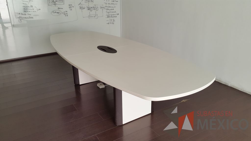Lote 040 - Mesa de sala de juntas en madera color blanco para 10 personas
