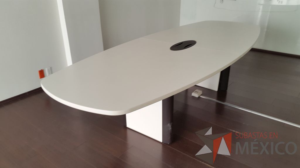 Lote 040 - Mesa de sala de juntas en madera color blanco para 10 personas - Imagen 4