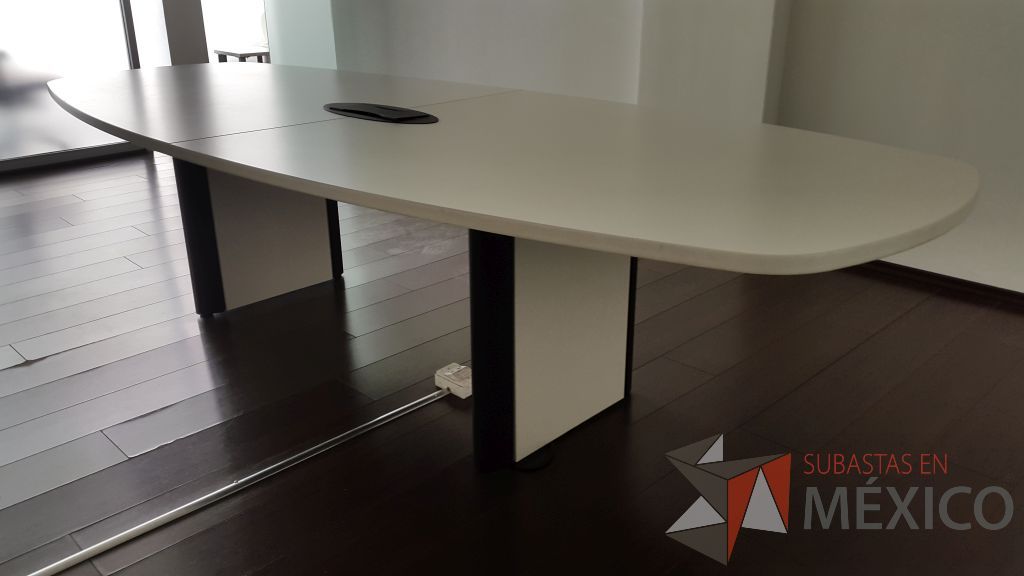 Lote 040 - Mesa de sala de juntas en madera color blanco para 10 personas - Imagen 6