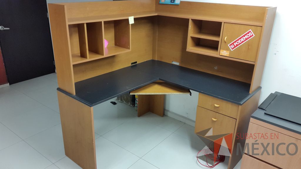 Lote 045 - 5 Estaciones de trabajo en escuadra de madera para una persona con librero y archivero de dos cajones