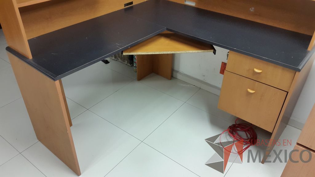 Lote 045 - 5 Estaciones de trabajo en escuadra de madera para una persona con librero y archivero de dos cajones - Imagen 3