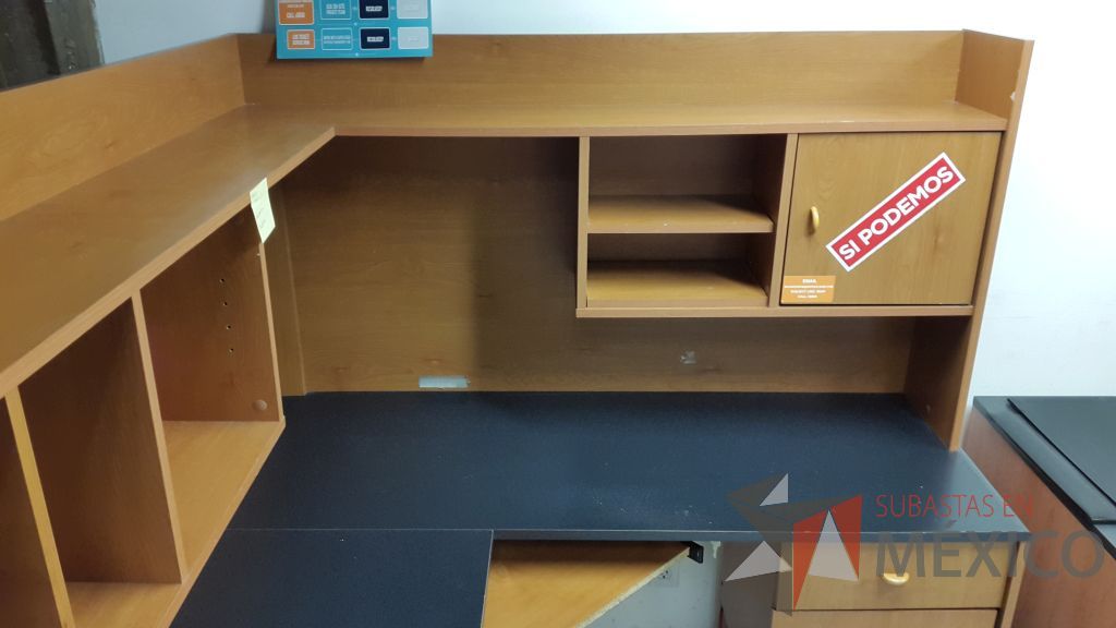 Lote 045 - 5 Estaciones de trabajo en escuadra de madera para una persona con librero y archivero de dos cajones - Imagen 4