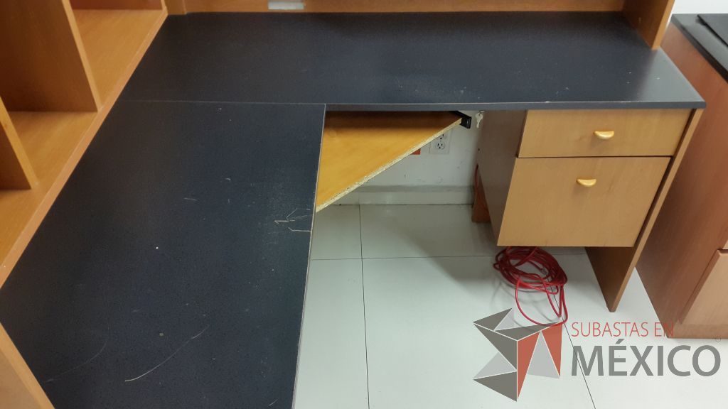 Lote 045 - 5 Estaciones de trabajo en escuadra de madera para una persona con librero y archivero de dos cajones - Imagen 5
