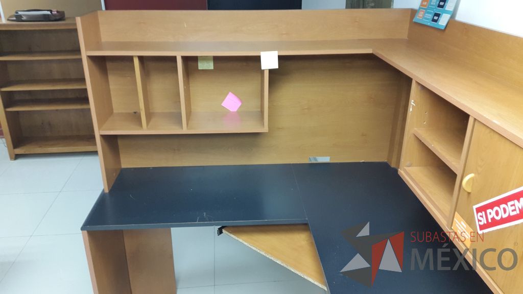 Lote 045 - 5 Estaciones de trabajo en escuadra de madera para una persona con librero y archivero de dos cajones - Imagen 6