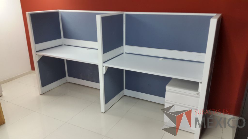 Lote 026 - Estación de trabajo para 2 personas con mamparas en color azul y dos archiveros de dos cajones