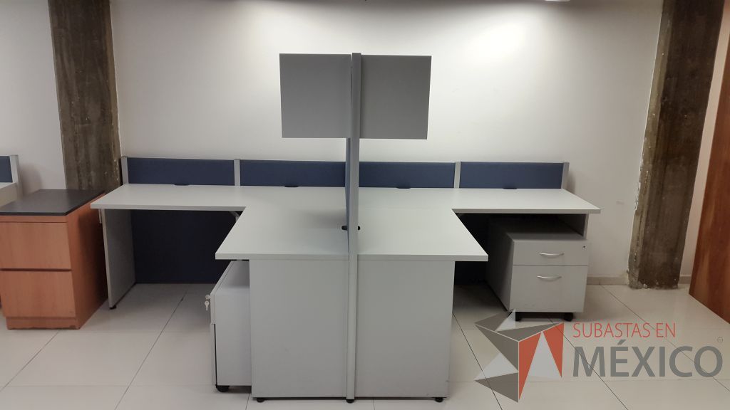 Lote 051 - 3 Estaciones de trabajo en escuadra para 2 personas con mamparas en color azul y dos archiveros de dos cajones - Imagen 2