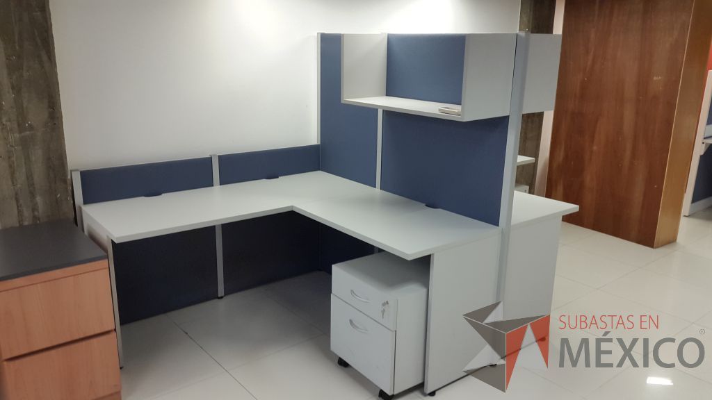 Lote 051 - 3 Estaciones de trabajo en escuadra para 2 personas con mamparas en color azul y dos archiveros de dos cajones