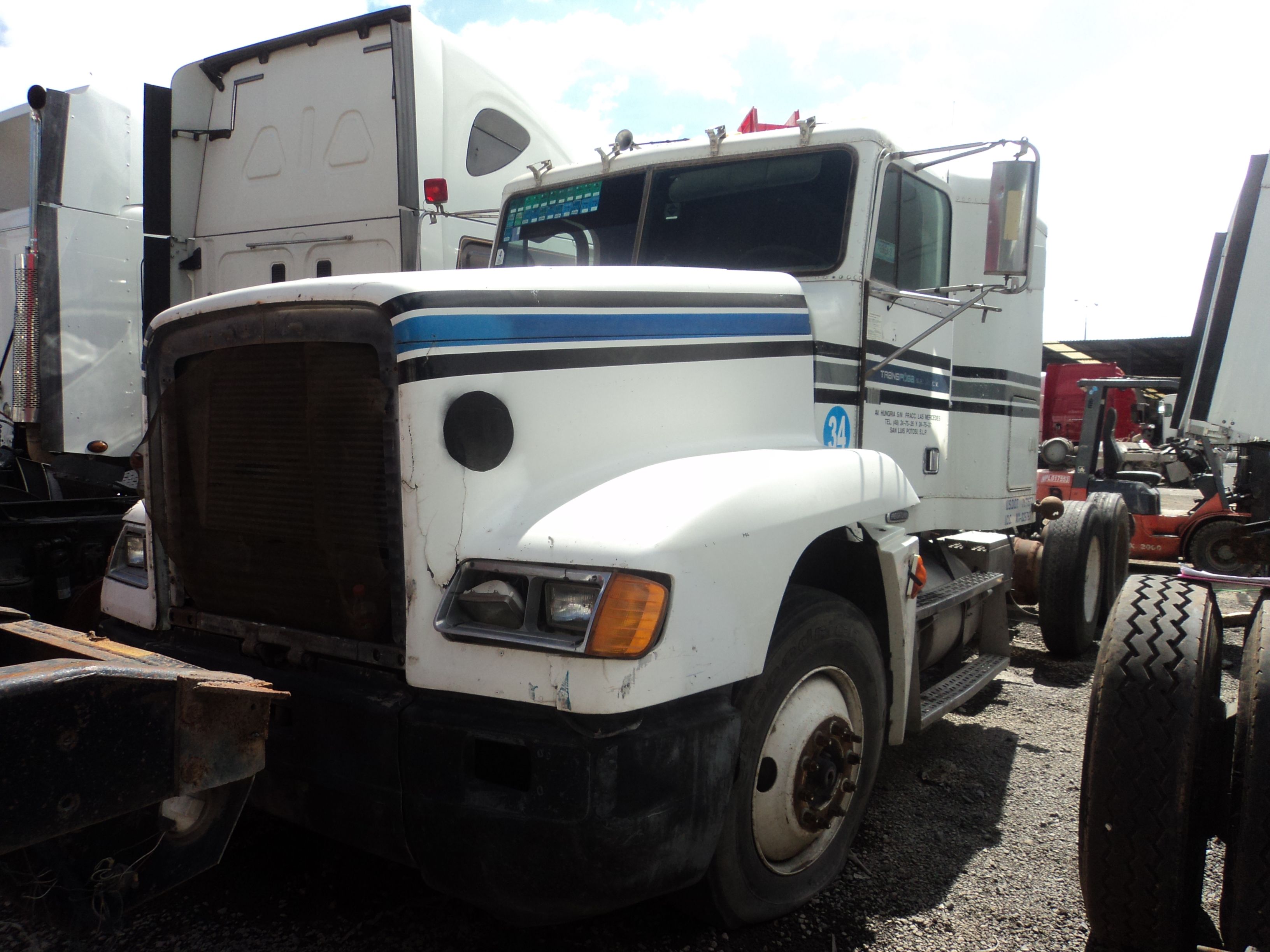 Lote 029 - Tracto camión, Freightliner FLD 120 FAE N14, Año 2000