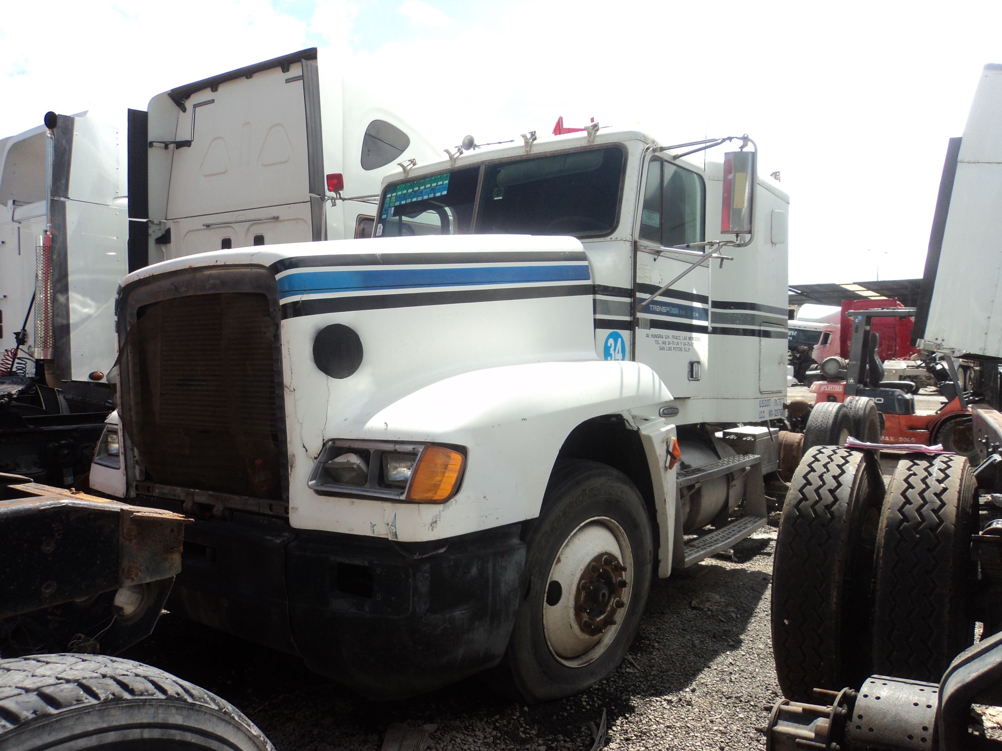 Lote 029 - Tracto camión, Freightliner FLD 120 FAE N14, Año 2000 - Imagen 2