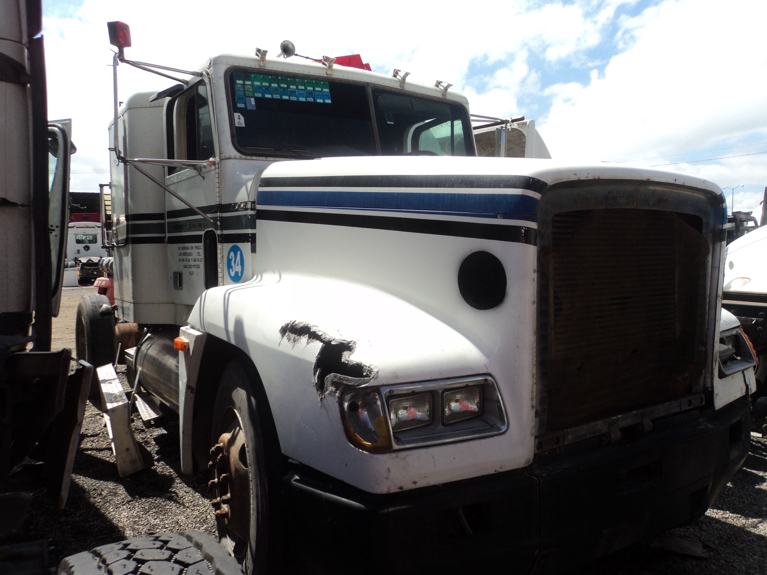 Lote 029 - Tracto camión, Freightliner FLD 120 FAE N14, Año 2000 - Imagen 4