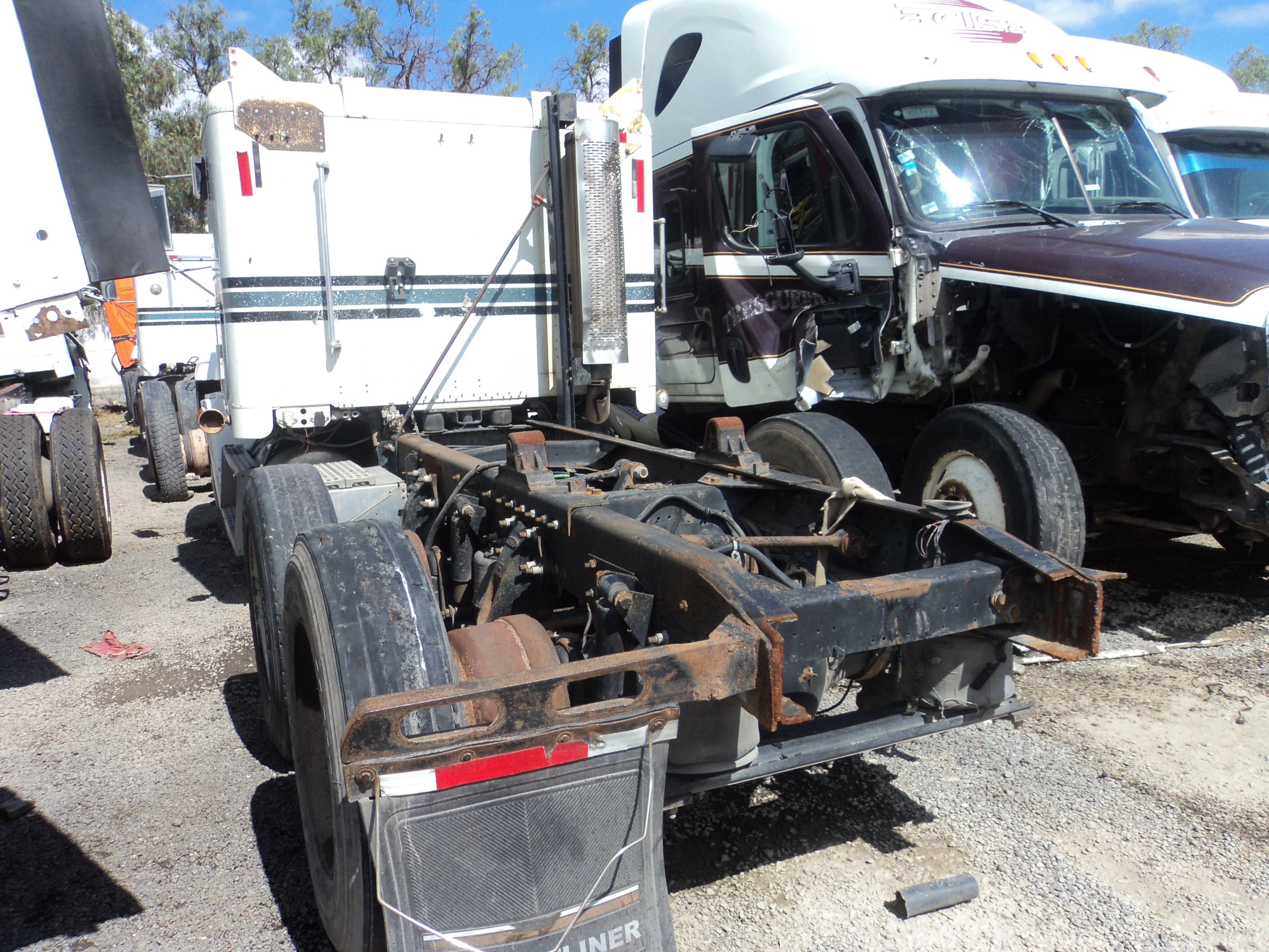 Lote 029 - Tracto camión, Freightliner FLD 120 FAE N14, Año 2000 - Imagen 6