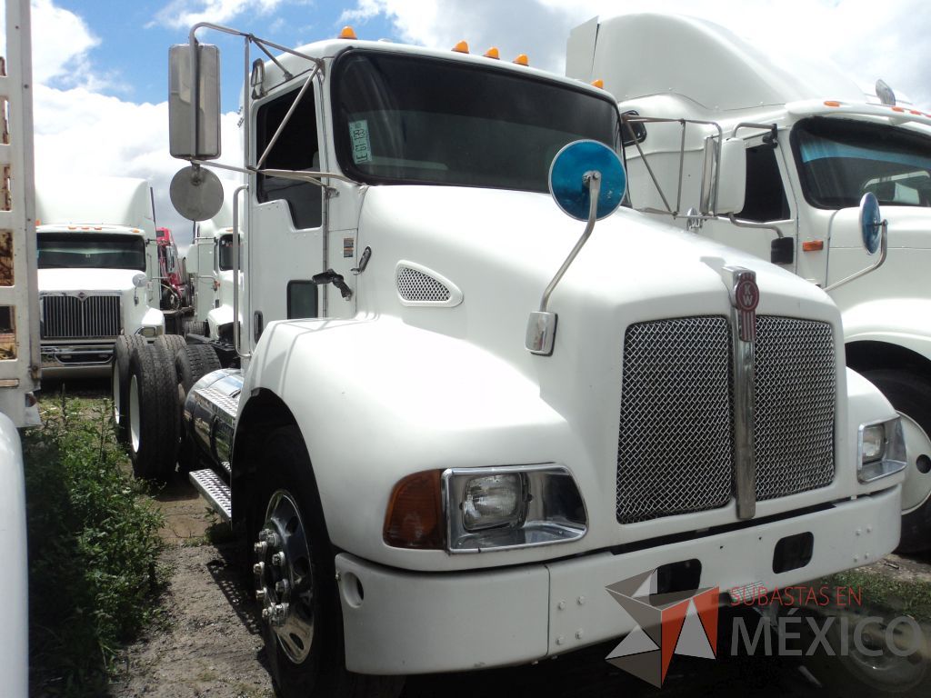Lote 008 - Tractocamión Kenworth T300, 2008