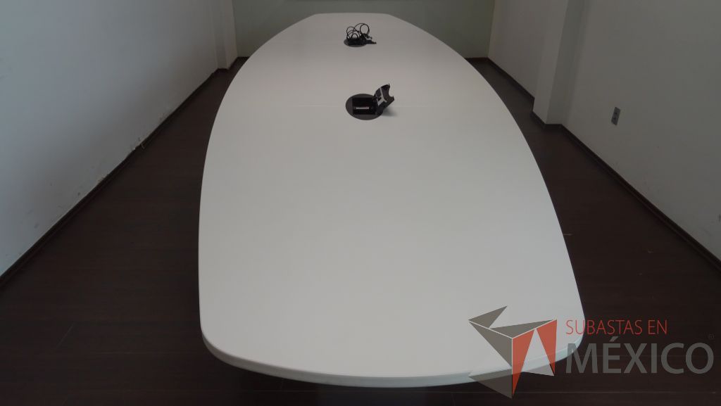 Lote 069 - Mesa de sala de juntas en madera color blanco para 14 personas