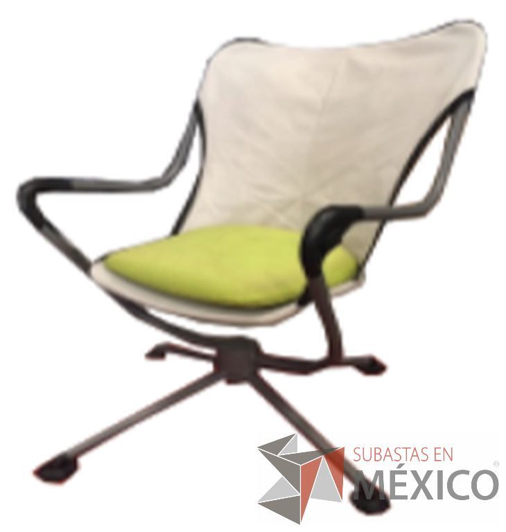 Lote 008 - Weaver. Con respaldo y asiento blanco con cojín verde, estructura con brazos gris y base metélica de 4 puntas con deslizadores.