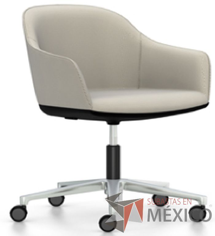 Lote 036 - Softshell con estructura interna de poliamida reforzada con fibra de vidrio. Los reposabrazos fijos están integrados en la carcasa, tapizados en tela moss gris claro