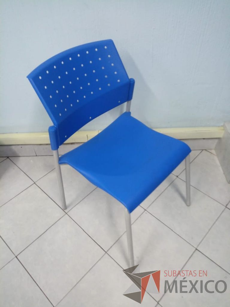 Lote 006 - 16 Sillas azules, 4 mesas cuadradas y 3 mesas de trabajo