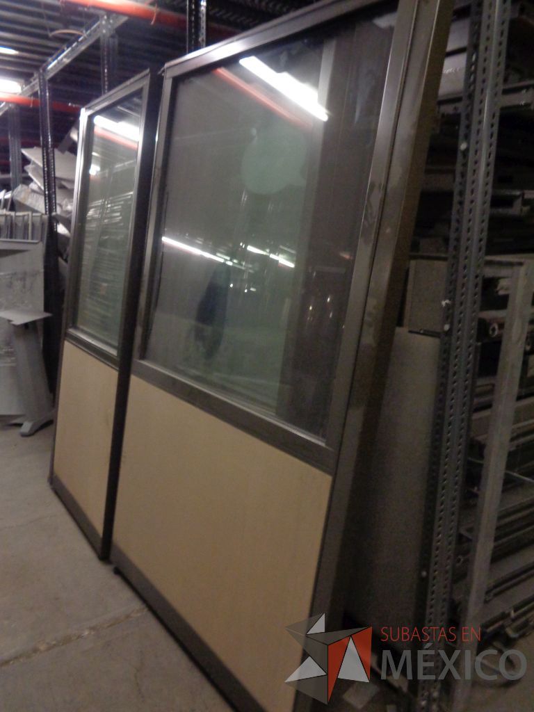 Lote 004 - Mobiliario de madera, 20 Macetones de acero inoxidable y Mamparas - Imagen 18