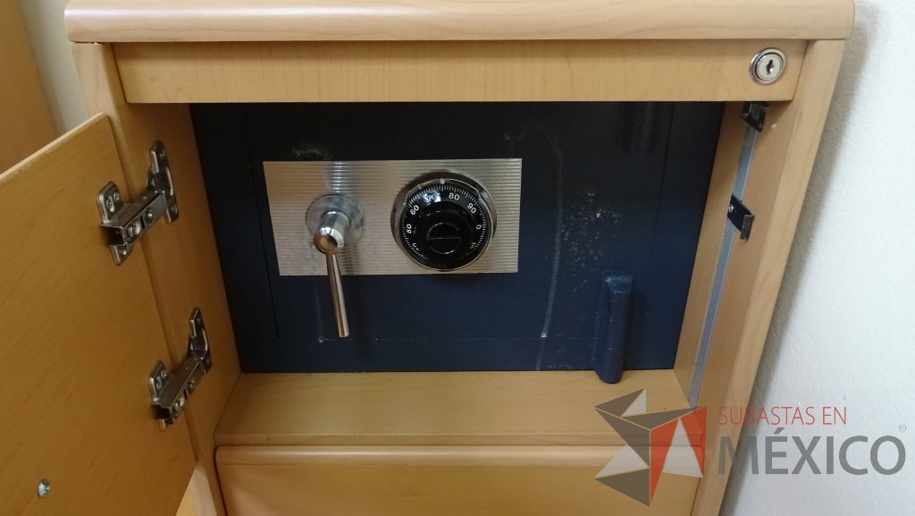 Lote 001 - Oficina ejecutiva, escritorio , gabinete con caja fuerte, credenza con gaveta - Imagen 16