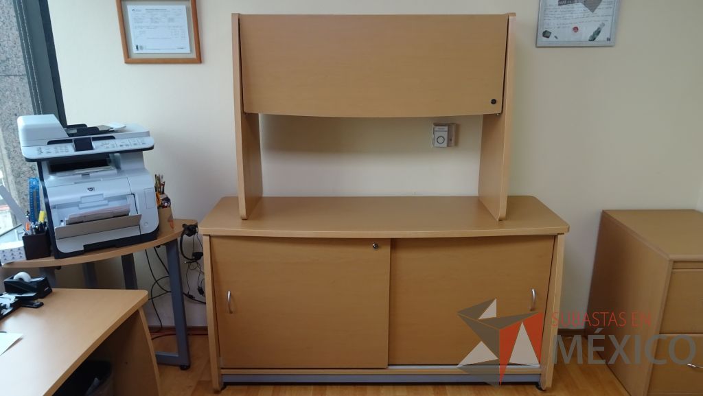 Lote 001 - Oficina ejecutiva, escritorio , gabinete con caja fuerte, credenza con gaveta - Imagen 5