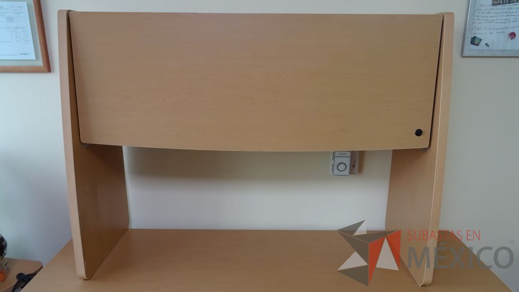 Lote 001 - Oficina ejecutiva, escritorio , gabinete con caja fuerte, credenza con gaveta - Imagen 6