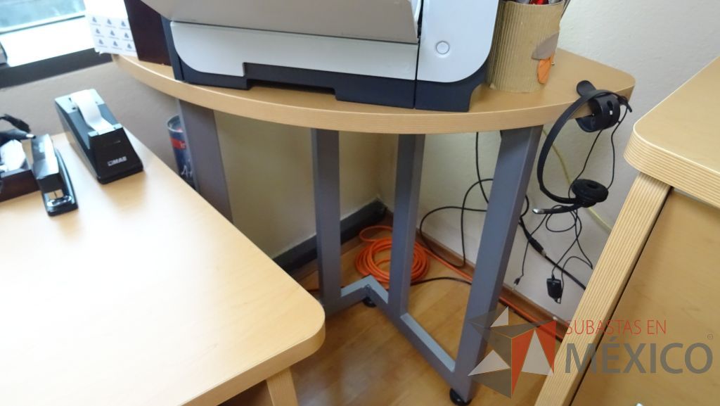 Lote 001 - Oficina ejecutiva, escritorio , gabinete con caja fuerte, credenza con gaveta - Imagen 7