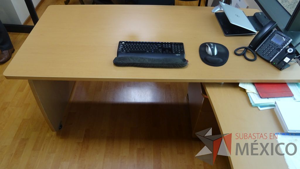 Lote 001 - Oficina ejecutiva, escritorio , gabinete con caja fuerte, credenza con gaveta - Imagen 12