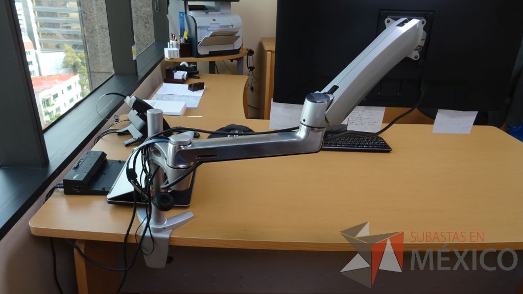 Lote 001 - Oficina ejecutiva, escritorio , gabinete con caja fuerte, credenza con gaveta - Imagen 15