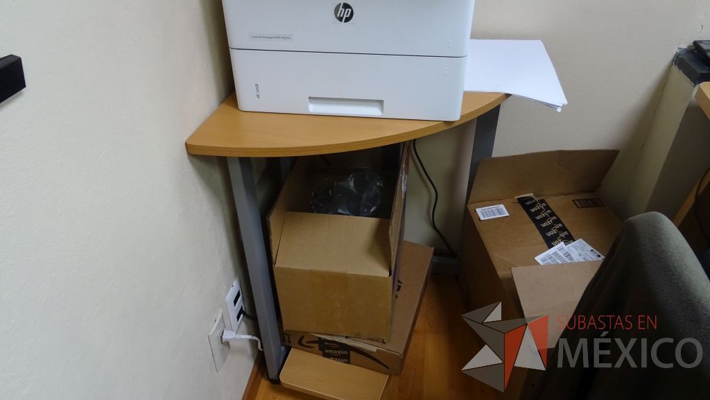 Lote 004 - Oficina ejecutiva, escritorio, mesa esquinera y credenza con gaveta - Imagen 2
