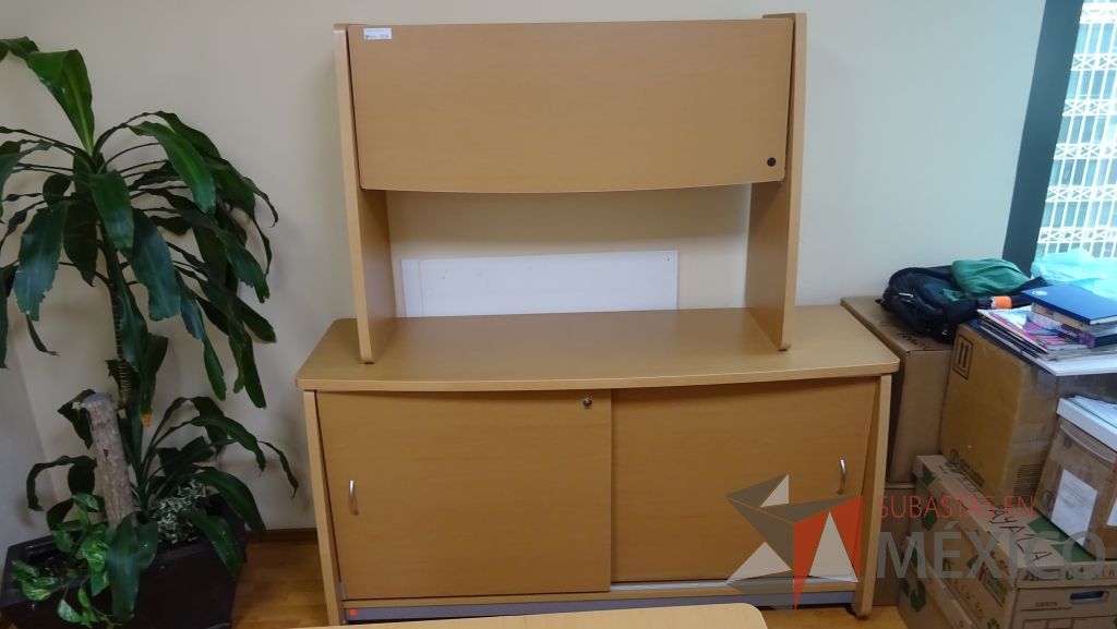 Lote 003 - Oficina ejecutiva, escritorio en escuadra y credenza de dos puertas con gaveta - Imagen 2