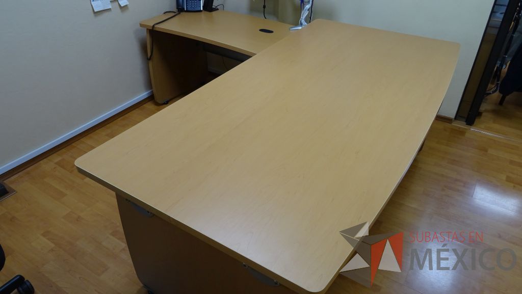 Lote 006 - Oficina ejecutiva, escritorio, archivero, credenza con gaveta - Imagen 8