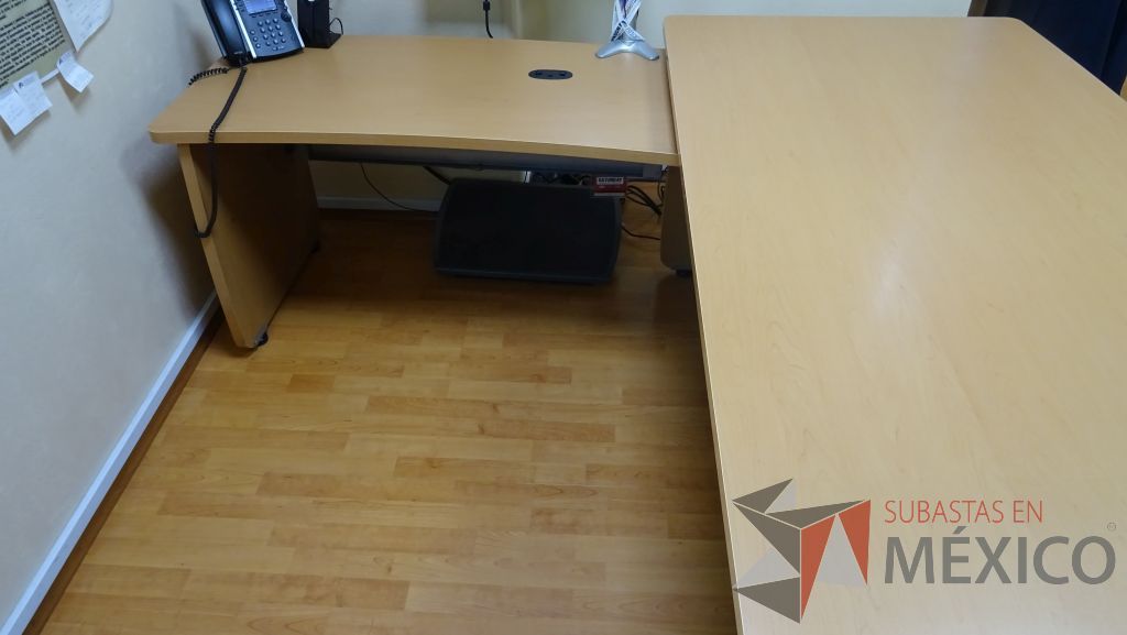 Lote 004 - Oficina ejecutiva, escritorio, mesa esquinera y credenza con gaveta - Imagen 7