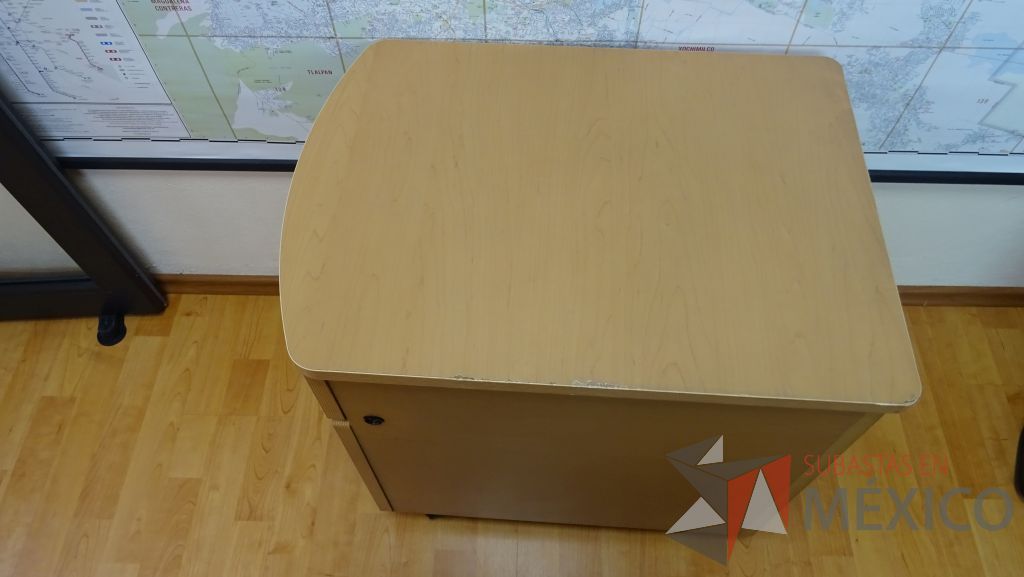 Lote 006 - Oficina ejecutiva, escritorio, archivero, credenza con gaveta - Imagen 10