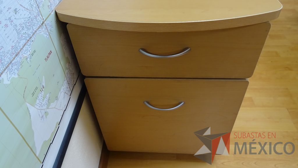 Lote 006 - Oficina ejecutiva, escritorio, archivero, credenza con gaveta - Imagen 9