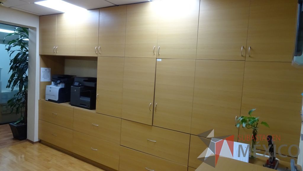Lote 008 - Estante de madera empotrado para oficina con 13 puertas y 8 cajones