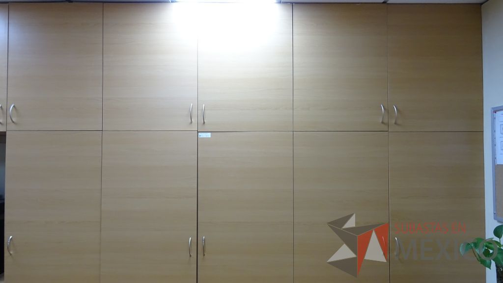 Lote 008 - Estante de madera empotrado para oficina con 13 puertas y 8 cajones - Imagen 5