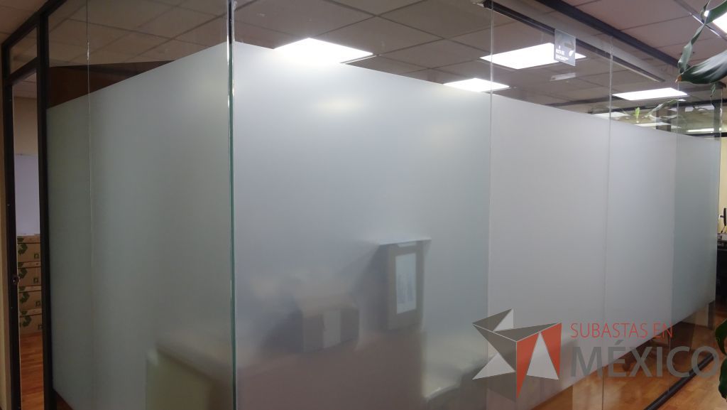 Lote 017 - Cancel de aluminio con 9 hojas de vidrio y dos puertas con superficie para sala de juntas