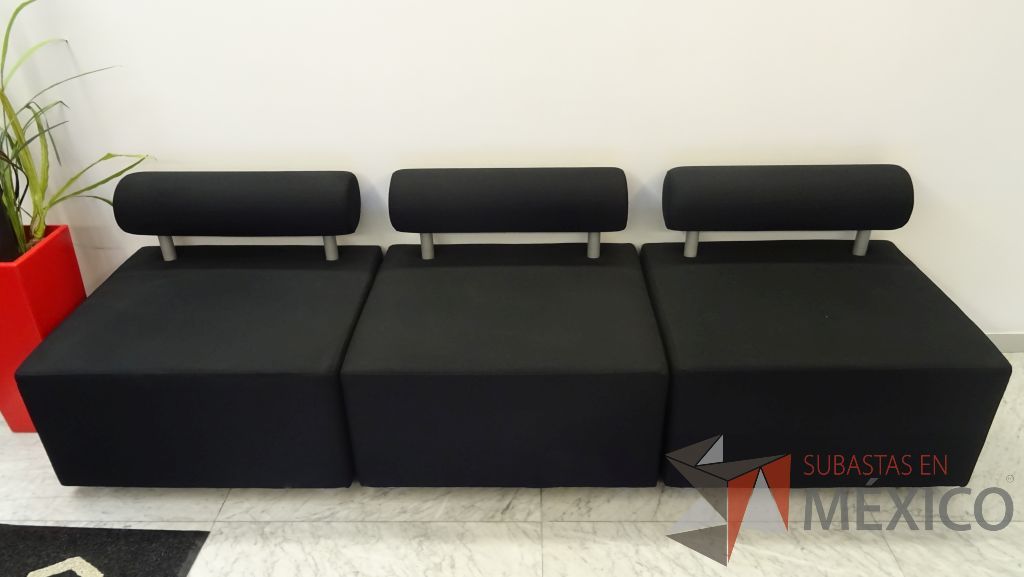 Lote 002 - Sillón de tela para sala de espera en color negro con respaldo en forma de cilindro