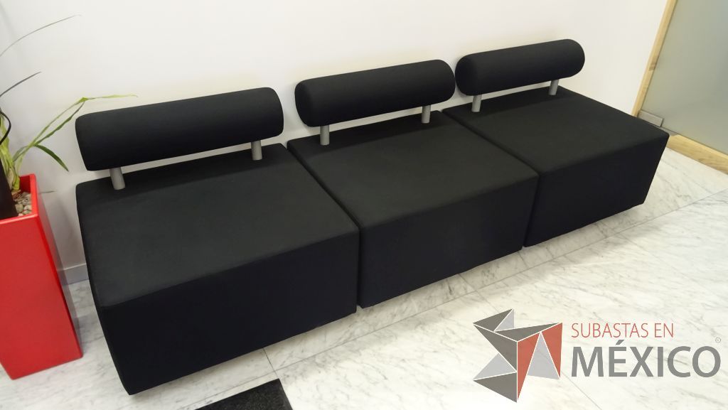 Lote 023 - Sillón de tela para sala de espera en color negro con respaldo en forma de cilindro - Imagen 2