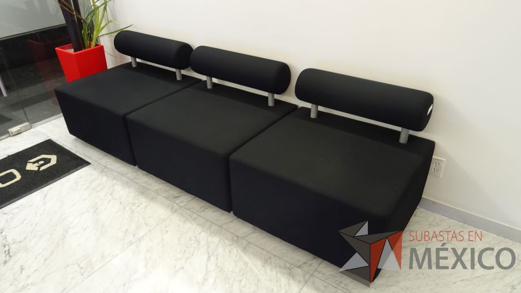 Lote 002 - Sillón de tela para sala de espera en color negro con respaldo en forma de cilindro - Imagen 4