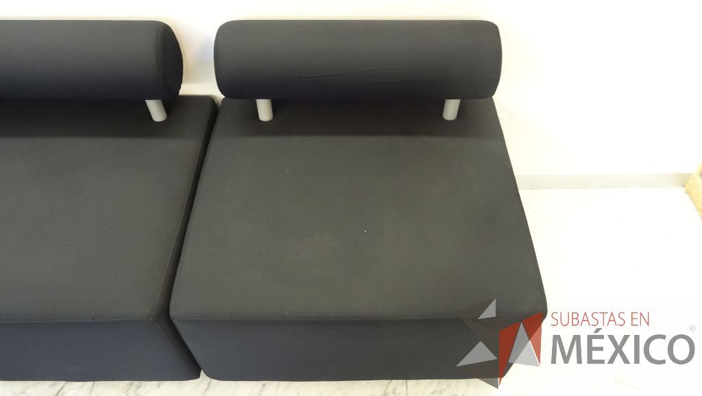 Lote 002 - Sillón de tela para sala de espera en color negro con respaldo en forma de cilindro - Imagen 5